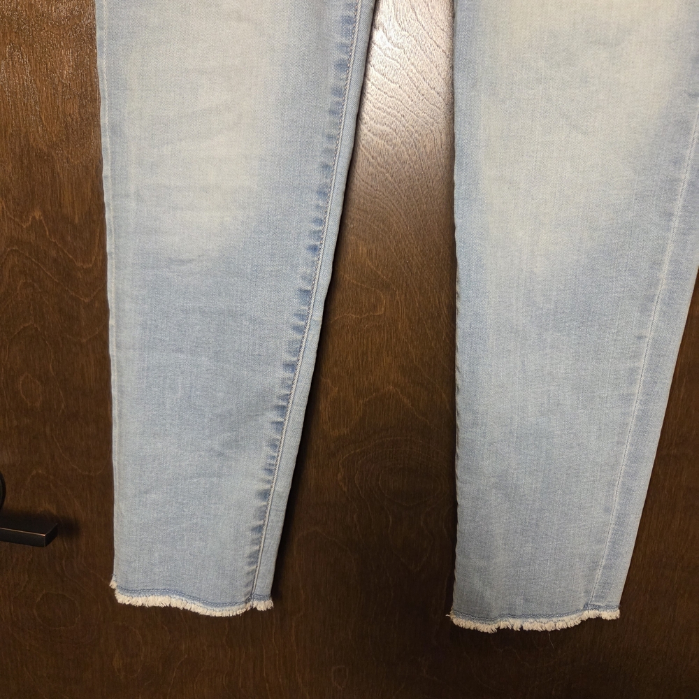 Apt 9 Light Wash Mid Rise Tummy Control Ankle Jeans NWT - Picture 3 of 12